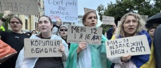 У Києві триває чергова акція проти обмежень повноважень НАБУ та САП