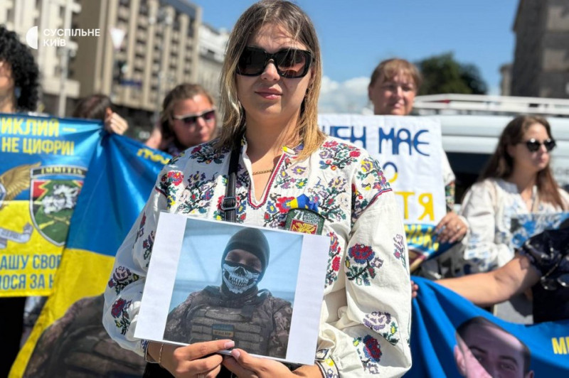 "Повертайся, сину, я без тебе не можу": у Києві відбулася мирна акція "Я без тебе, як жовтий без синього"