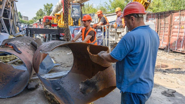 Атака РФ на Київ залишила без гарячої води пів тисячі будівель: коли відремонтують пошкоджену тепломережу