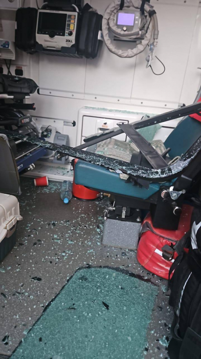 Повреждены 5 автомобилей скорой помощи.