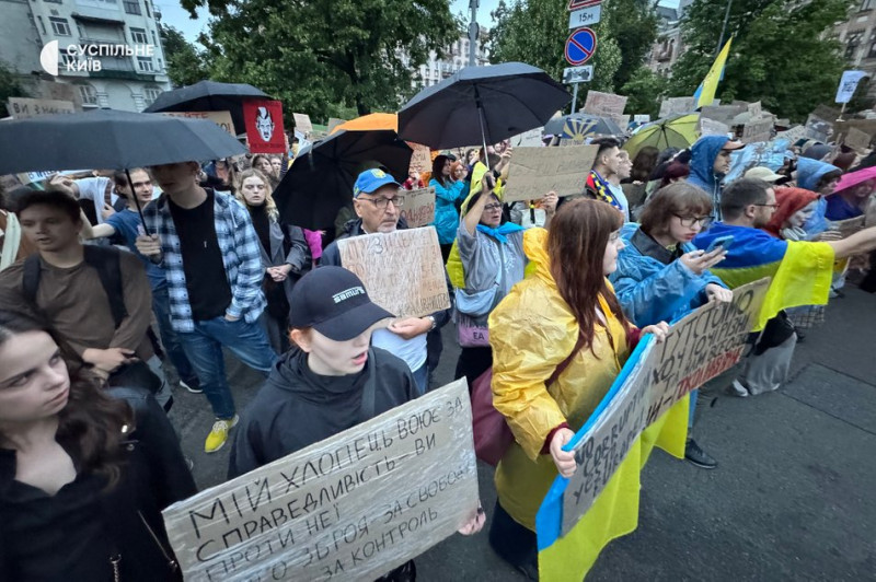 У Києві триває чергова акція проти обмежень повноважень НАБУ та САП