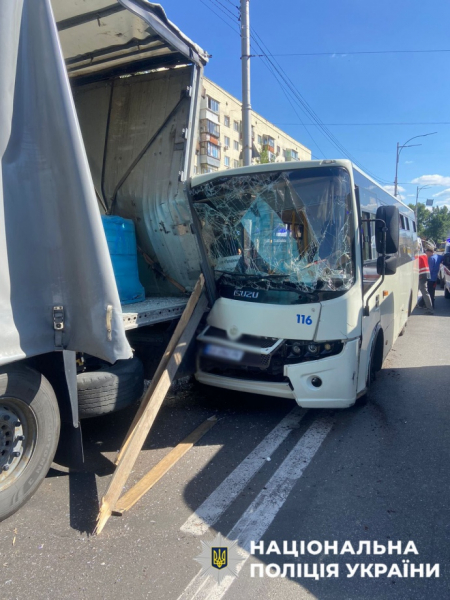У Києві маршрутка врізалась у вантажівку: 12 постраждалих, серед них неповнолітня