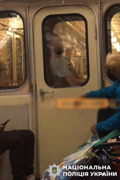 В Киеве мужчина пьяным на спор катался между вагонами метро