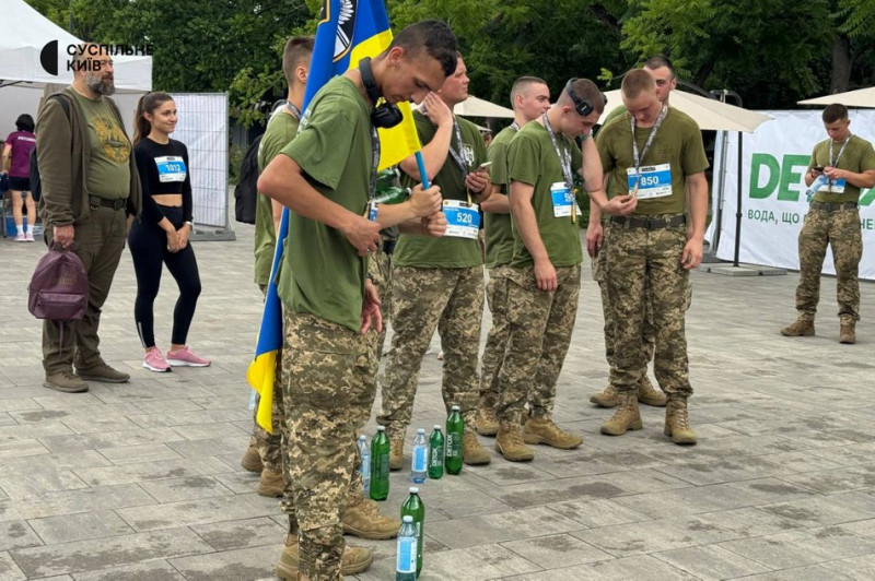 Збирають гроші на РЕБ для ЗСУ: у Києві відбувся благодійний забіг "Біжу за тих, хто в берцях"