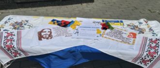 Підтримка полонених та зниклих безвісти: у Києві вишивають "Рушник надії"