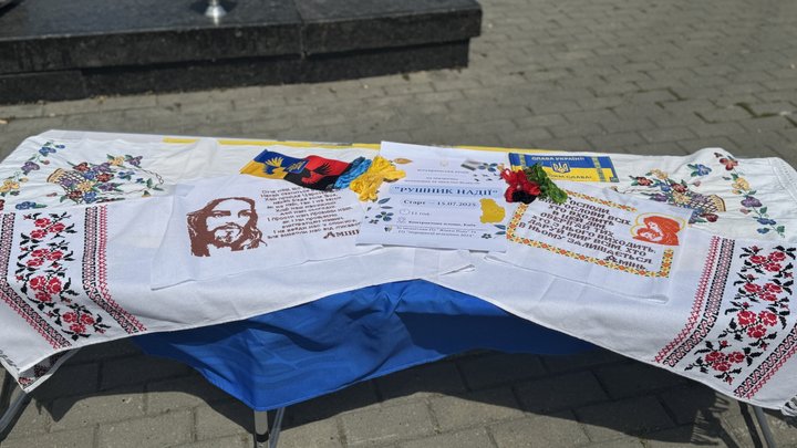 Підтримка полонених та зниклих безвісти: у Києві вишивають "Рушник надії"