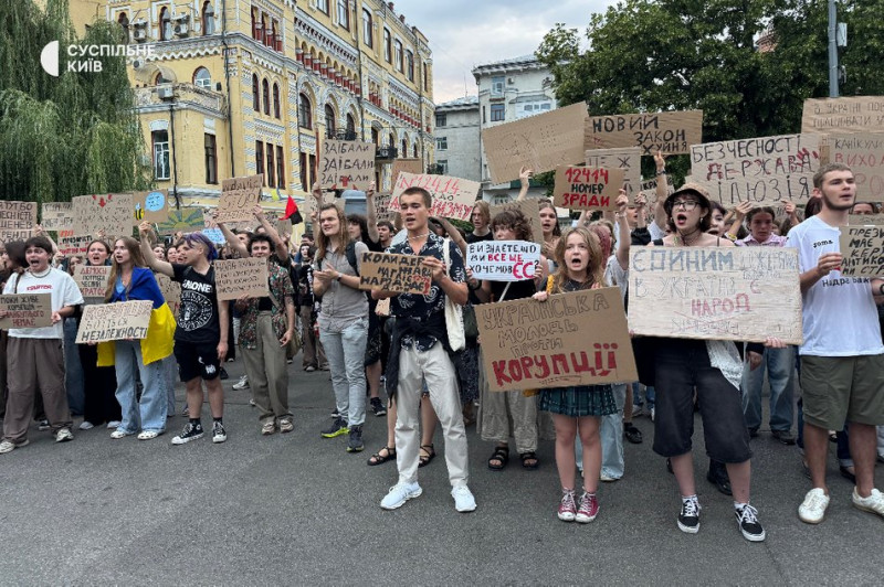 Четвертий день протестів: в Києві мітингують через обмеження повноважень НАБУ і САП