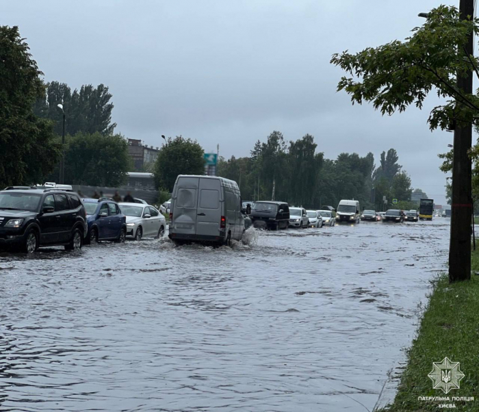 Непогода в Киеве парализовала транспорт Из-за непогоды в Киеве затруднено движение транспорта