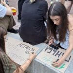 "Корупція аплодує": у Києві сотні людей зібралися на пікет через обмеження повноважень НАБУ І САП