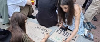 "Корупція аплодує": у Києві сотні людей зібралися на пікет через обмеження повноважень НАБУ І САП