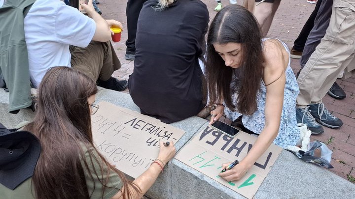 "Корупція аплодує": у Києві сотні людей зібралися на пікет через обмеження повноважень НАБУ І САП