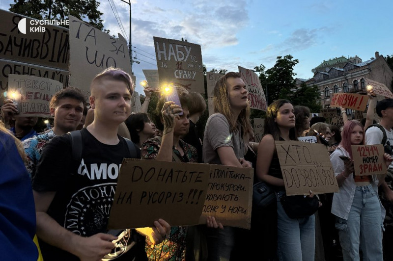 Четвертий день протестів: в Києві мітингують через обмеження повноважень НАБУ і САП