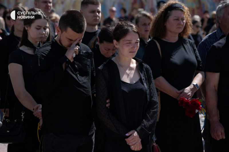 Скерував пошкоджений літак подалі від людей: у Києві попрощалися із загиблим пілотом F-16