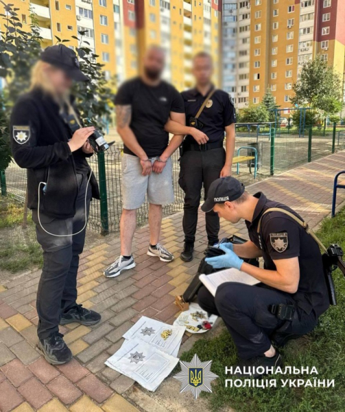 У Києві чоловік стріляв по авто у дворі будинку, його затримали – поліція