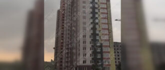 Непогода в Киеве: сильный ветер срывает фасад жилой многоэтажки (видео)