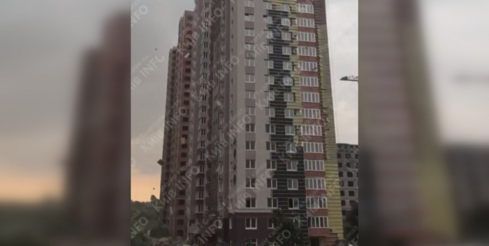 Сильный ветер в киеве сорвал фасад дома