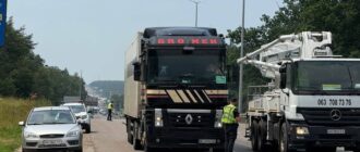У Києві патрульні проводять рейди: шукають водіїв, які порушують обмеження на рух вантажівок у спеку