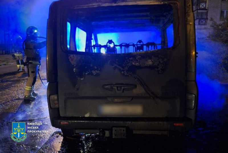 Підпал автівок на замовлення: у Києві затримали двох підозрюваних