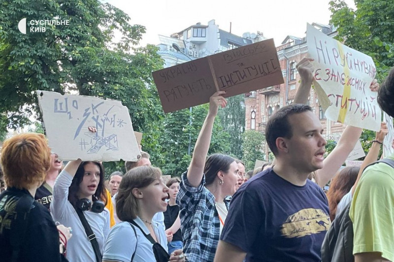 "Корупція аплодує": у Києві сотні людей зібралися на пікет через обмеження повноважень НАБУ І САП