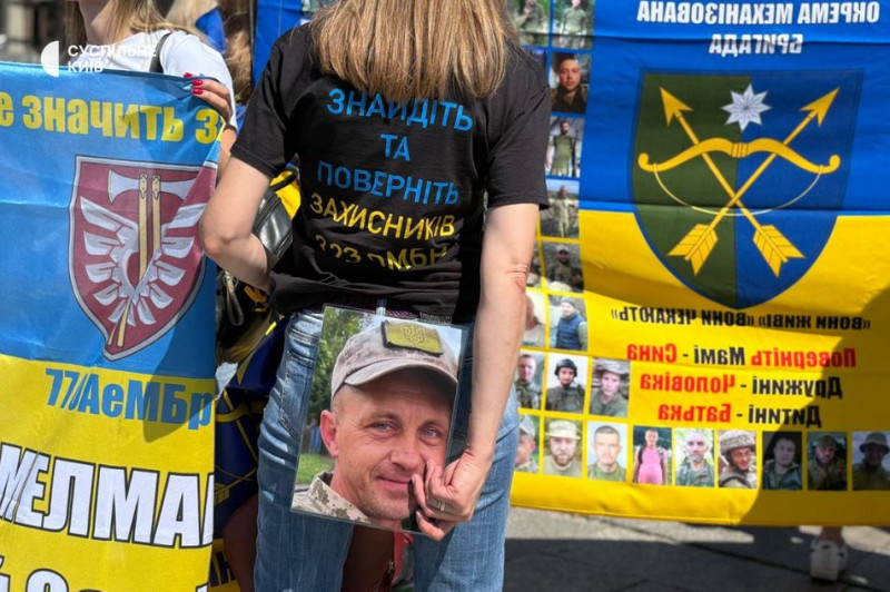 "Повертайся, сину, я без тебе не можу": у Києві відбулася мирна акція "Я без тебе, як жовтий без синього"