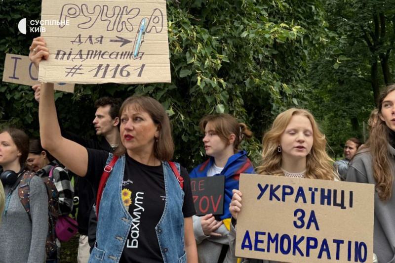 "Не повторіть ганьбу": під парламентом зібралася акція за відновлення незалежності НАБУ і САП