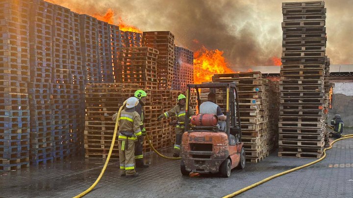На Київщині під час російської атаки поранена жінка, спалахнула пожежа на підприємстві