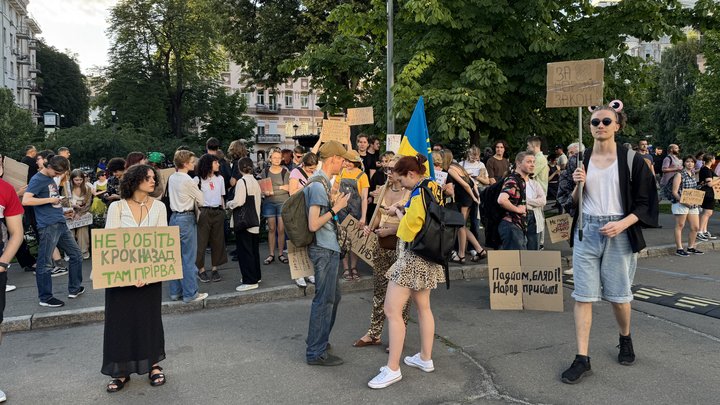У центрі Києва люди третій день протестують через обмеження повноважень НАБУ І САП