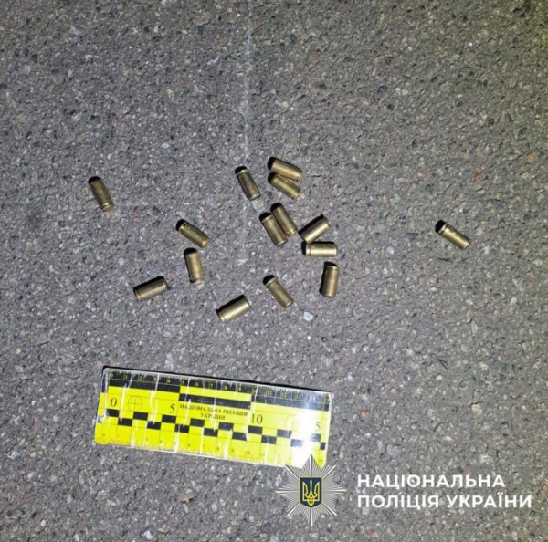 У Києві чоловік стріляв по авто у дворі будинку, його затримали – поліція