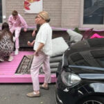 Потянулась за телефоном: в центре Киева Mercedes снес летнюю террасу на тротуаре (видео)