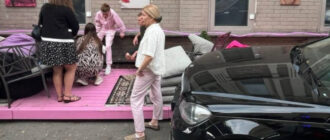 Потянулась за телефоном: в центре Киева Mercedes снес летнюю террасу на тротуаре (видео)