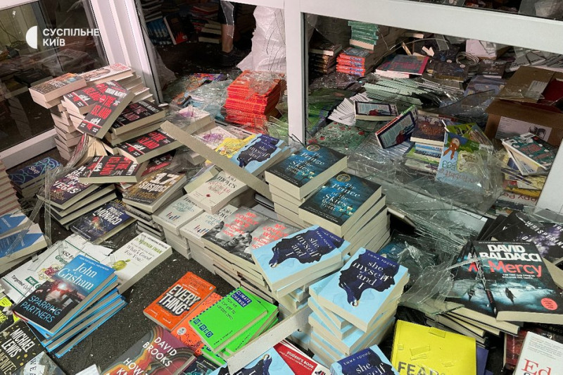 Волонтери прибирають пошкоджений склад PEN Ukraine, де зберігалися книжки для бібліотек
