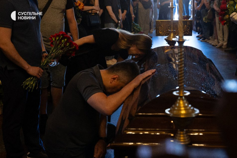 Скерував пошкоджений літак подалі від людей: у Києві попрощалися із загиблим пілотом F-16
