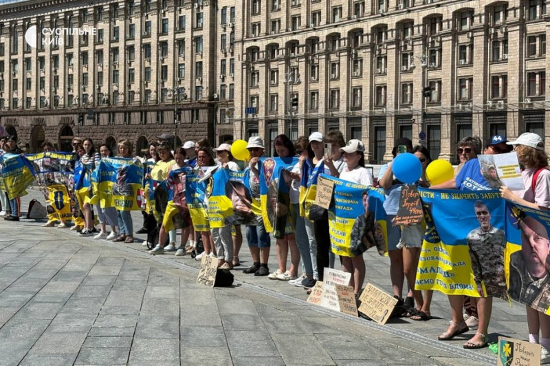 "Повертайся, сину, я без тебе не можу": у Києві відбулася мирна акція "Я без тебе, як жовтий без синього"