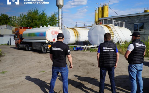 В Киеве обнаружили нелегальную нефтебазу