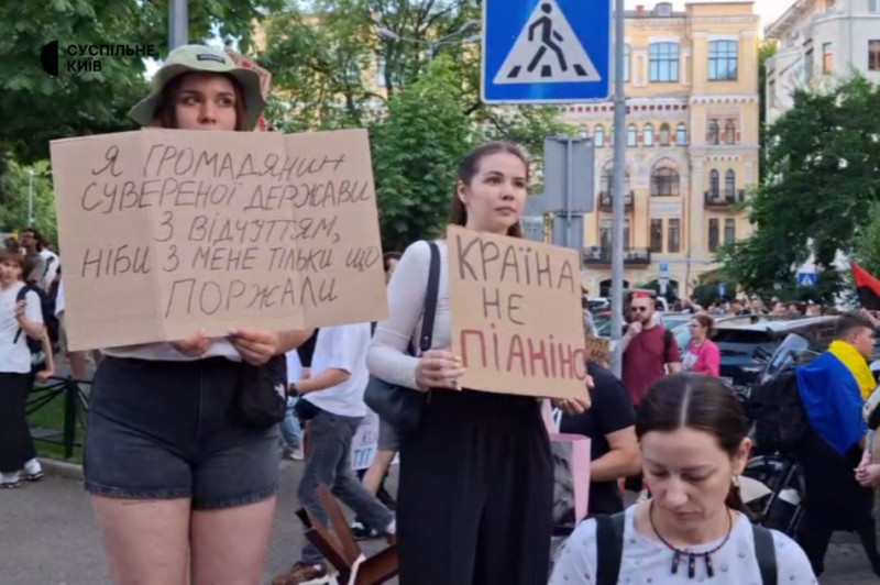 "Ворог — корупція, а не інституція": у Києві другий день люди протестували через обмеження повноважень НАБУ І САП