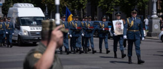 Отвел самолет от города: в Киеве простились с погибшим пилотом F-16 Максимом Устименко (видео)