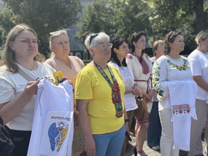 Підтримка полонених та зниклих безвісти: у Києві вишивають "Рушник надії"