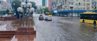 У Києві злива паралізувала рух: виник затор на площі Галицькій
