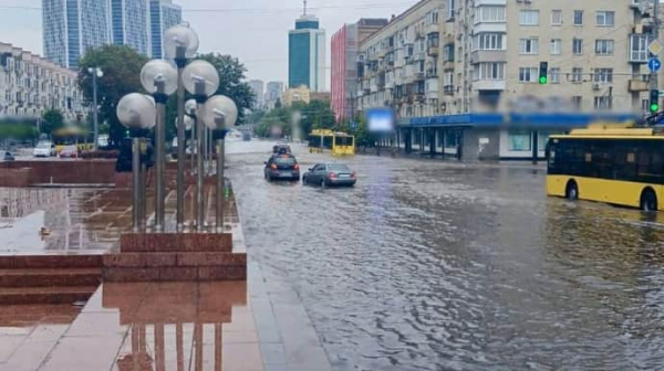 У Києві злива паралізувала рух: виник затор на площі Галицькій