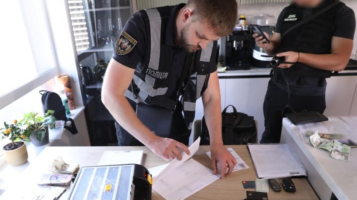 Щомісяця заробляли близько мільйона грн на фальшивих довідках МСЕК: правоохоронці підозрюють киян