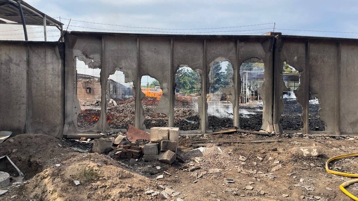 "Вогонь підійшов впритул до будинків, деякі пошкодив": які масштаби займання підприємства на Київщині після атаки РФ