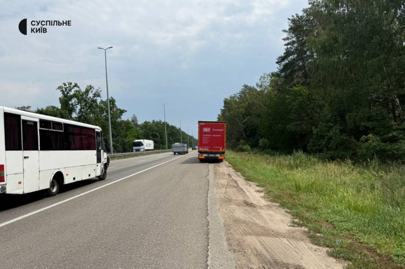 У Києві патрульні проводять рейди: шукають водіїв, які порушують обмеження на рух вантажівок у спеку