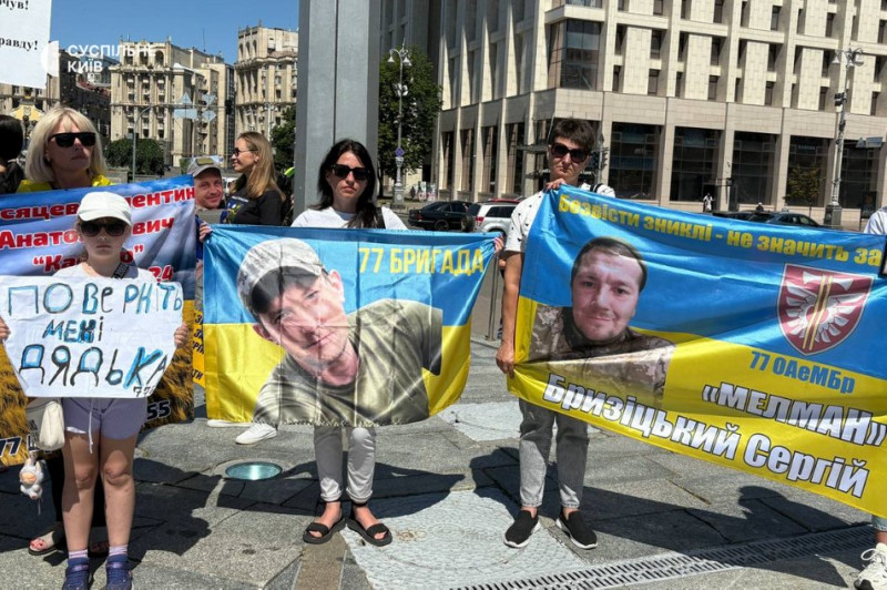 "Повертайся, сину, я без тебе не можу": у Києві відбулася мирна акція "Я без тебе, як жовтий без синього"