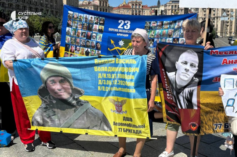 "Повертайся, сину, я без тебе не можу": у Києві відбулася мирна акція "Я без тебе, як жовтий без синього"