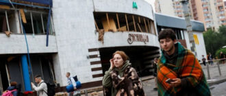 Вынесли телефоны и планшеты: в Киеве ограбили магазин, пострадавший от ударов ВС РФ (видео)