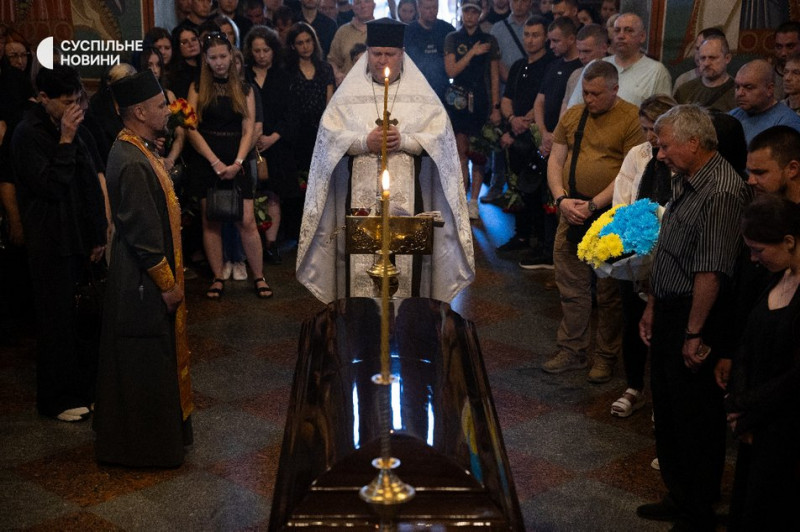 Скерував пошкоджений літак подалі від людей: у Києві попрощалися із загиблим пілотом F-16