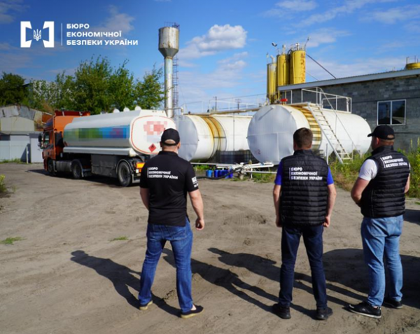 В Киеве обнаружили нелегальную нефтебазу