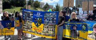 "Повертайся, сину, я без тебе не можу": у Києві відбулася мирна акція "Я без тебе, як жовтий без синього"