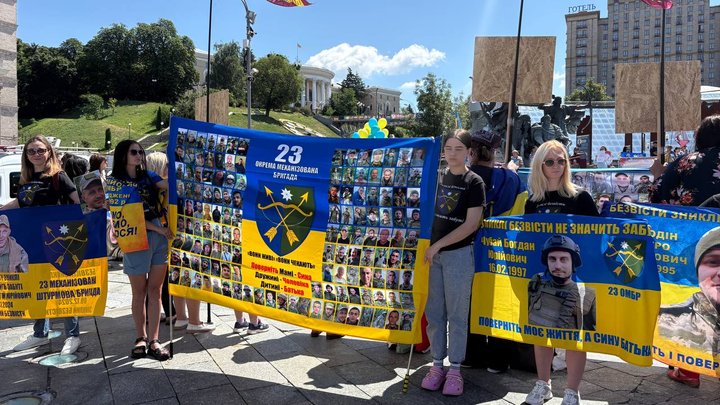"Повертайся, сину, я без тебе не можу": у Києві відбулася мирна акція "Я без тебе, як жовтий без синього"
