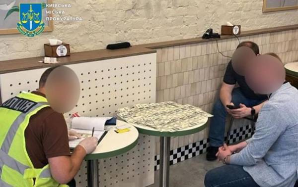 В Киеве сотрудник суда за деньги "помогал" коллегам обновить данные в ТЦК